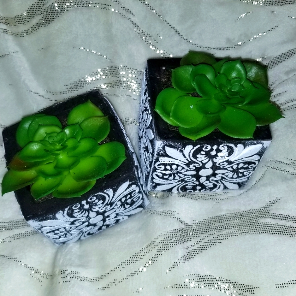 Set of 2 fake plant decor